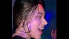 Joven latina folla con desconocido en la nightclub