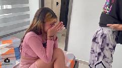 Mi linda hermanastra quiere sentir un pene adentro y me pide que sea su primer hombre