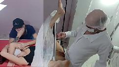 El marido lleva a su esposa a examinarse y allí mismo es traicionado por un sucio ginecólogo