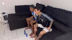No pude resistirme a las provocaciones de mi pequeño amigo gay y metí mi polla en su culo